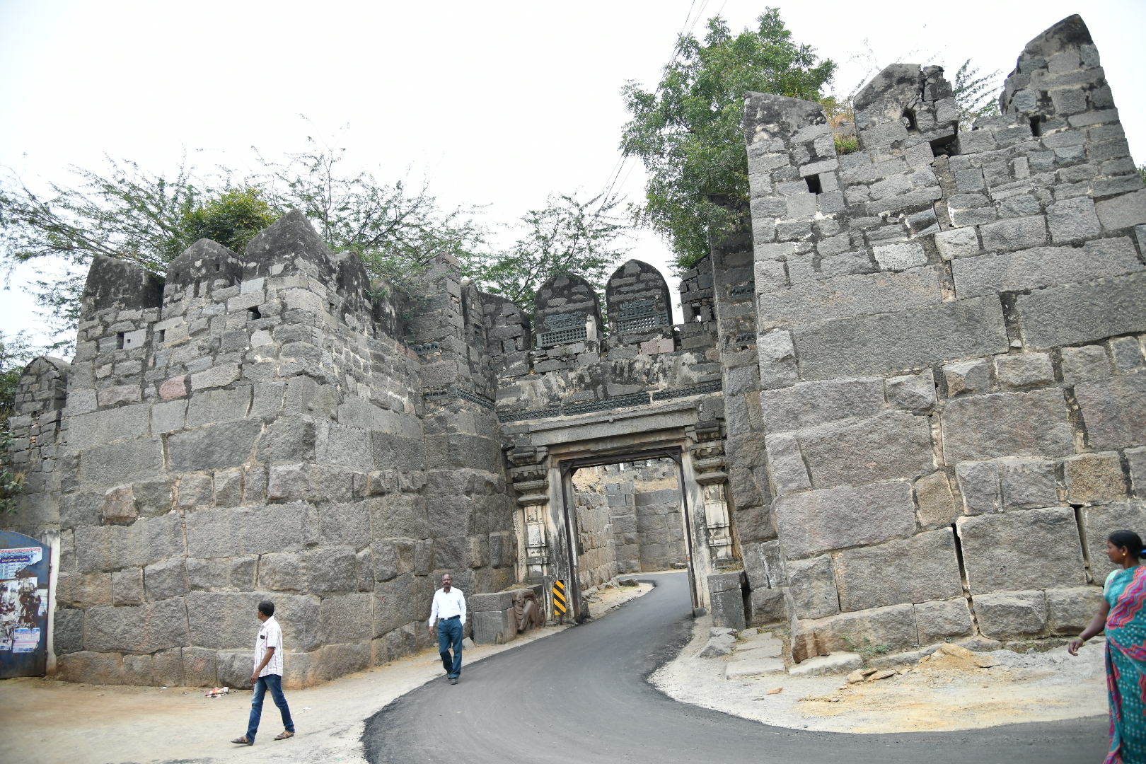 రుద్రమదేవి పరిపాలన కేంద్రమైన వరంగల్ కోట ముఖద్వారం